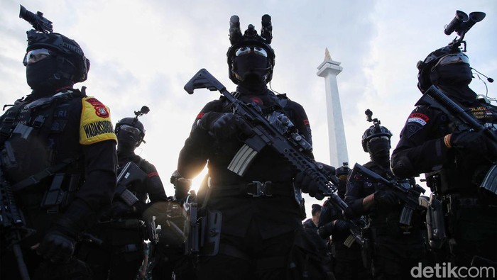 Apel pergeseran pasukan pengamanan Pemilu 2024 digelar di Monas, Jakarta, Selasa (13/2). Apel diikuti ribuan personel gabungan.