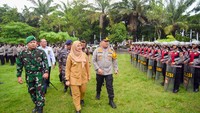 Tiga pilar Banyuwangi sedang melakukan pengecekan kesiapan pasukan sebelum dilakukan pegeseran.