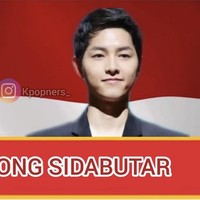 Kira-kira begini gambaran Song Joong Ki kalau jadi caleg dari Sumatera Utara. Bakal bagi-bagi kaos dan kalender, nggak ya? Foto: dok. Instagram @kpopners_