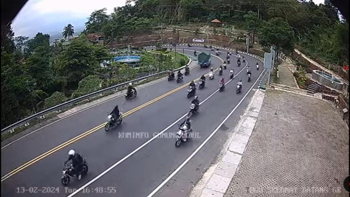 Arus lalu lintas Jalan Jogja-Wonosari, Gunungkidul, Selasa (13/2/2024) pukul 16.48 WIB.