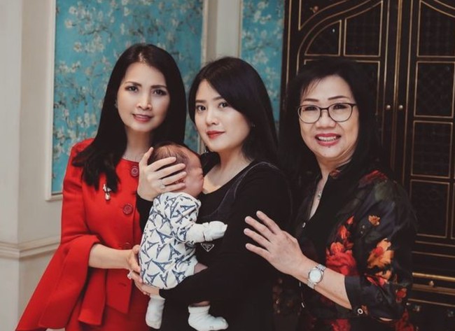 Perayaan 1 bulanan baby Avery tampak meriah dengan dihadiri oleh keluarga besar. Ibunda Valencia dan Kevin juga tampak hadir di acara 1 bulanan cucu tercintanya itu. Foto: Instagram/@valenciatanoe