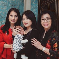 Perayaan 1 bulanan baby Avery tampak meriah dengan dihadiri oleh keluarga besar. Ibunda Valencia dan Kevin juga tampak hadir di acara 1 bulanan cucu tercintanya itu. Foto: Instagram/@valenciatanoe