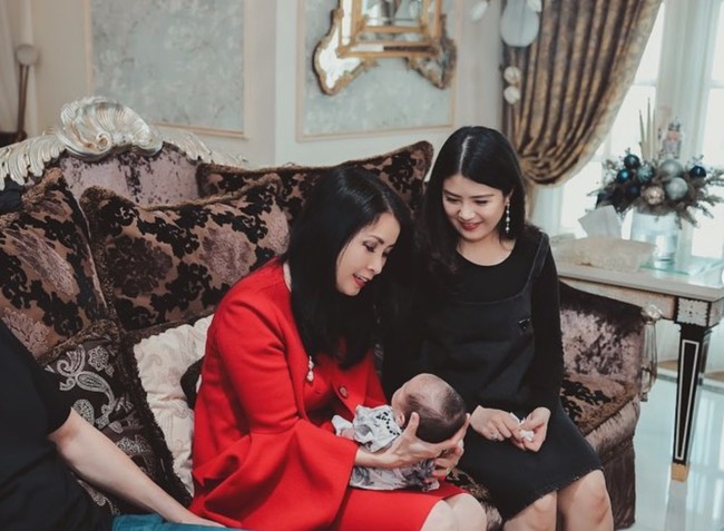 Ibunda Valencia, Liliana Tanoesoedibjo juga terlihat ikut membantu momong baby Avery.  Dipangku sang nenek, baby Avery tampak anteng. Foto: Instagram/@valenciatanoe