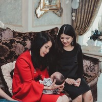 Ibunda Valencia, Liliana Tanoesoedibjo juga terlihat ikut membantu momong baby Avery.  Dipangku sang nenek, baby Avery tampak anteng. Foto: Instagram/@valenciatanoe