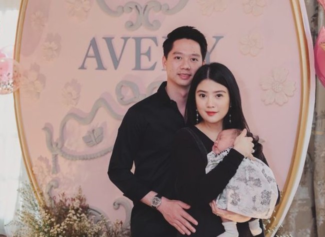 Valencia dan Kevin tampil kompak mengenakan busana berwarna hitam. Digendong Valencia, baby Avery tampak tertidur pulas. Foto: Instagram/@valenciatanoe