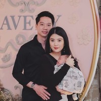 Valencia dan Kevin tampil kompak mengenakan busana berwarna hitam. Digendong Valencia, baby Avery tampak tertidur pulas. Foto: Instagram/@valenciatanoe