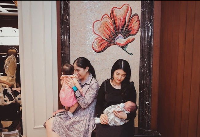 Adik Valencia, Jessica Tanoe yang juga belum lama ini melahirkan tampak hadir dengan membawa serta bayinya. Kakak beradik itu tampak kompak saat momong sang anak. Foto: Instagram/@valenciatanoe