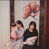 Adik Valencia, Jessica Tanoe yang juga belum lama ini melahirkan tampak hadir dengan membawa serta bayinya. Kakak beradik itu tampak kompak saat momong sang anak. Foto: Instagram/@valenciatanoe
