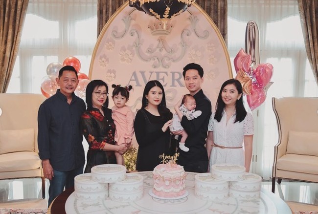 Dekorasi di acara 1 bulanan baby Avery sendiri terlihat simpel namun tetap mewah dan elegan. Didominasi warna nude dan abu-abu, Kevin dan Valencia juga terlihat sudah menyiapkan kue ulang tahun berwarna putih dan merah muda serta souvenir untuk dibawa pulang oleh para tamu yang datang. Foto: Instagram/@valenciatanoe