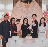 Dekorasi di acara 1 bulanan baby Avery sendiri terlihat simpel namun tetap mewah dan elegan. Didominasi warna nude dan abu-abu, Kevin dan Valencia juga terlihat sudah menyiapkan kue ulang tahun berwarna putih dan merah muda serta souvenir untuk dibawa pulang oleh para tamu yang datang. Foto: Instagram/@valenciatanoe