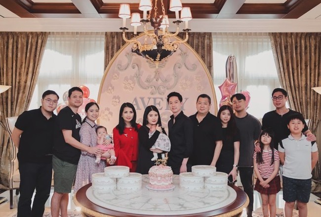 Tak lupa para anggota keluarga yang hadir juga berfoto bersama untuk mengabadikan momen tersebut. Dalam foto ini terlihat keluarga besar Valencia Tanoesodibjo yang hadir. Sang adik, Clarissa Tanoe juga hadir bersama pasangannya, Anthony Tjipto. Foto: Instagram/@valenciatanoe