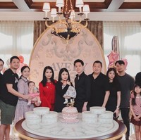 Tak lupa para anggota keluarga yang hadir juga berfoto bersama untuk mengabadikan momen tersebut. Dalam foto ini terlihat keluarga besar Valencia Tanoesodibjo yang hadir. Sang adik, Clarissa Tanoe juga hadir bersama pasangannya, Anthony Tjipto. Foto: Instagram/@valenciatanoe