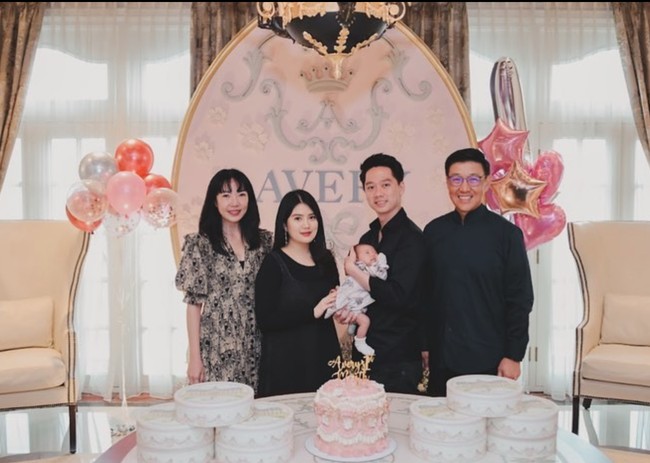 Baby Avery diketahui lahir dengan berat 2,88 kg dan panjang 46 cm. Sejak dalam kandungan, baby Avery Victoria Sukamuljo memang kerap jadi sorotan. Terlebih karena baby Avery merupakan salah satu konglomerat Indonesia. Foto: Instagram/@valenciatanoe