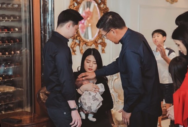 Setelah melahirkan putri pertamanya pada 8 Januari 2024, sebulan setelahnya Valencie dan Kevin menggelar acara satu bulanan untuk putri kecilnya tersebut. Melalui akun Instagram pribadinya Valencia membagikan foto-foto 1 bulanan sang putri, Avery. Foto: Instagram/@valenciatanoe