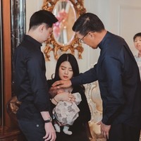 Setelah melahirkan putri pertamanya pada 8 Januari 2024, sebulan setelahnya Valencie dan Kevin menggelar acara satu bulanan untuk putri kecilnya tersebut. Melalui akun Instagram pribadinya Valencia membagikan foto-foto 1 bulanan sang putri, Avery. Foto: Instagram/@valenciatanoe