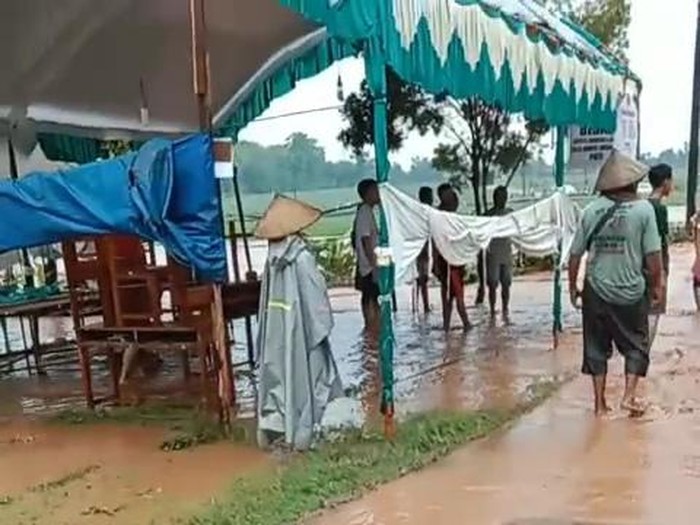 Banjir melanda di Desa Dumpil, Kecamatan Dukuhseti, Pati, Selasa (13/2/2024) siang. Dua TPS sempat terdampak.