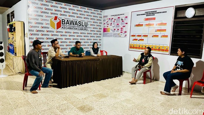 Bawaslu Bone, Sulawesi Selatan (Sulsel), memeriksa wanita berinisial FM usai diduga melakukan politik uang.