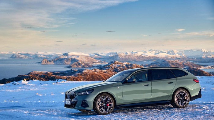 Mobil Listrik Station Wagon Berparas Tampan BMW i5 Touring