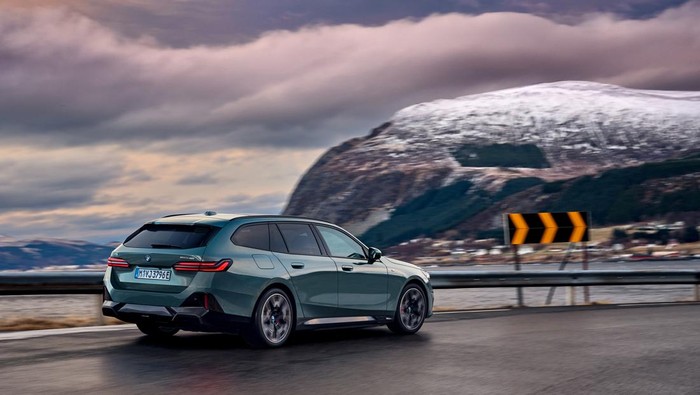 Mobil Listrik Station Wagon Berparas Tampan BMW i5 Touring