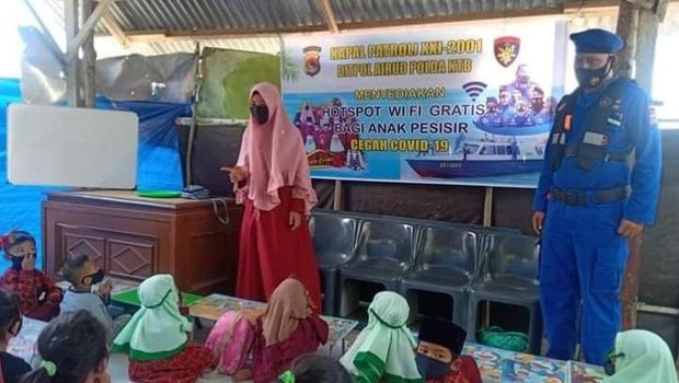 Brigadir Kepala (Bripka) Nengah Sukardiyasa menjadi polisi yang membantu masyarakat terpencil di Kampung Teluk Gok, Kecamatan Sekotong, Lombok Barat, Nusa Tenggara Barat (NTB). Dia membuat tempat belajar dan memberi air bersih.