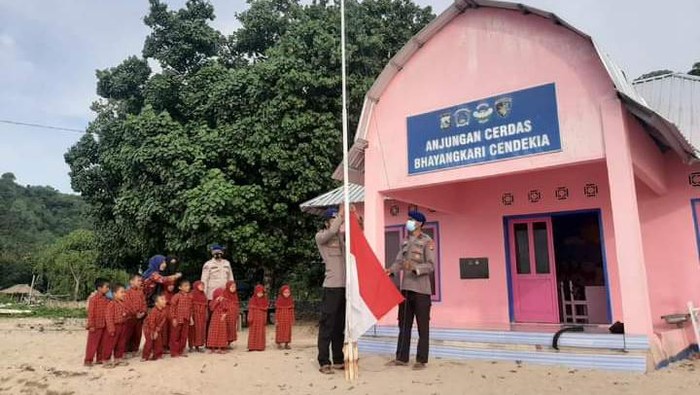 Brigadir Kepala (Bripka) Nengah Sukardiyasa menjadi polisi yang membantu masyarakat terpencil di Kampung Teluk Gok, Kecamatan Sekotong, Lombok Barat, Nusa Tenggara Barat (NTB).