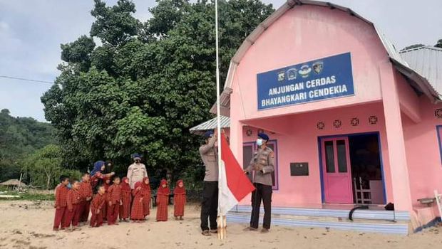 Brigadir Kepala (Bripka) Nengah Sukardiyasa menjadi polisi yang membantu masyarakat terpencil di Kampung Teluk Gok, Kecamatan Sekotong, Lombok Barat, Nusa Tenggara Barat (NTB).