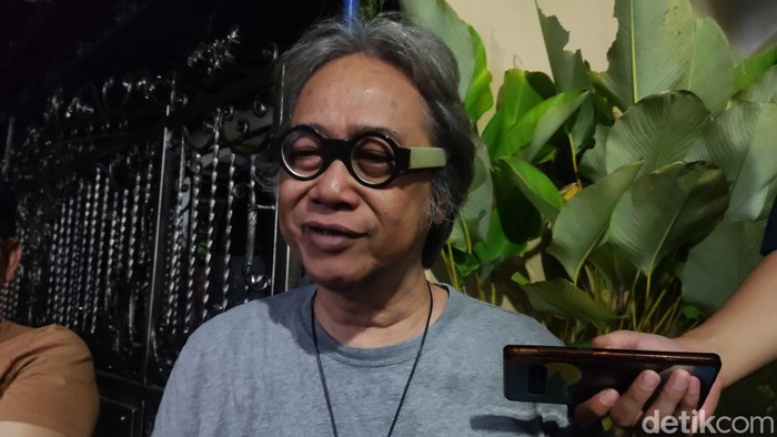 Budayawan Butet Kartaredjasa di rumah Mahfud Md, Sambilegi Lor, Kalurahan Maguwoharjo, Kapanewon Depok, Sleman, DIY, Selasa (13/2/2024).
