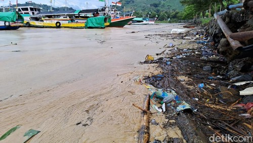 Gumpalan buih yang meluas di perairan Teluk Bima Bima, NTB, Selasa, (13/2/2024). (Dok. Rafiin/detikBali)