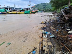 Gumpalan Buih yang Muncul di Teluk Bima Meluas, Kini Berbau