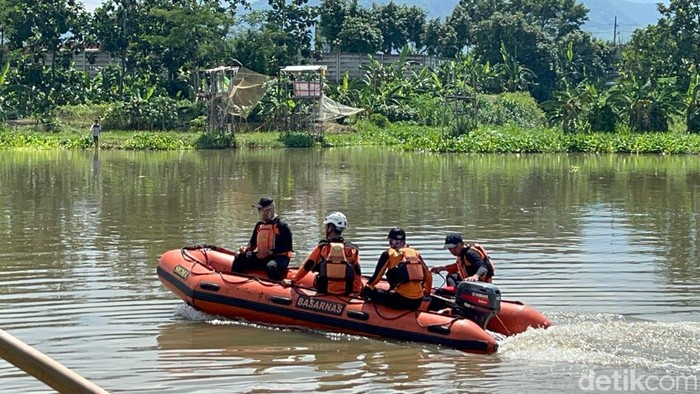 bunuh diri di sungai brantas kota kediri