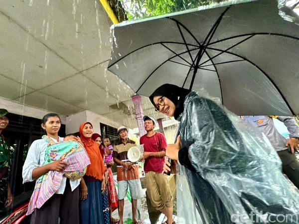 Bupati Ipuk Beri Bantuan Korban Bencana Angin Kencang di Banyuwangi
