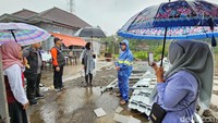 Selain memberikan paket sembako, Bupati Ipuk juga menyiapkanmeyiapkan atap rumah berupa asbes yang akan didistribukan kepada korban bencana angin kencang saat perbaikan rumah.