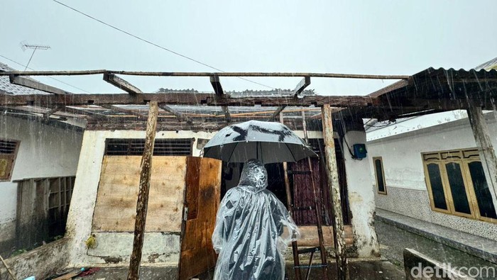 Bupati Banyuwangi Ipuk Bagikan Sembako untuk Korban Angin Kencang