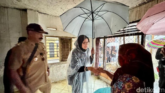 Bupati Banyuwangi Ipuk Bagikan Sembako untuk Korban Angin Kencang Bupati Banyuwangi Ipuk Bagikan Sembako untuk Korban Angin Kencang