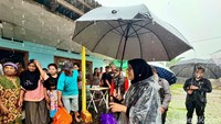 Bupati Ipuk saat meberikan bantuan paket semabo berupa beras, minyak, gula dan kebutuhan pokok lainnya langsung diterima keluarga korban di dua desa terdampak.