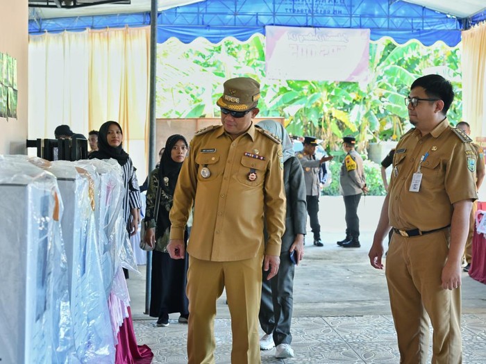 Bupati Kebumen Arif Sugiyanto memantau kesiapan TPS