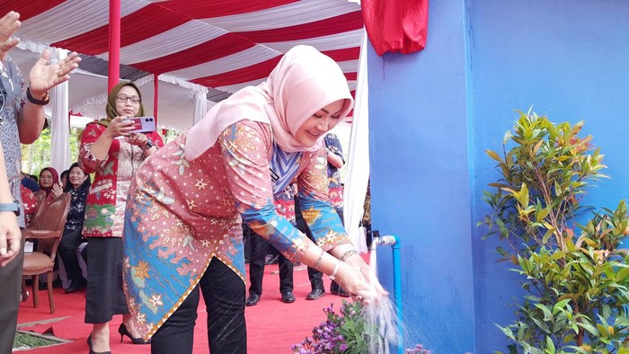 Bupati Klaten Sri Mulyani meresmikan sistem penyaluran air minum.