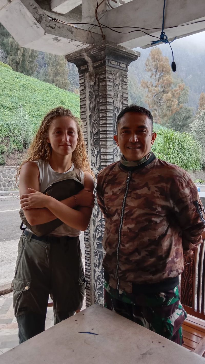 Cam bersama petugas usai nyaris dilecehkan saat kemping di Bromo