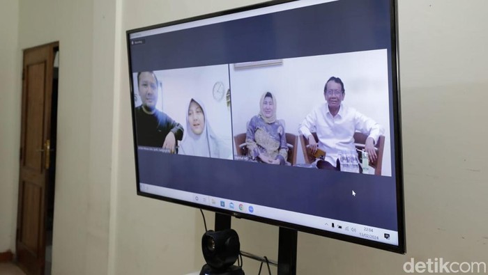 Cawapres nomor urut 3, Mahfud Md mengisi masa tenang hari terakhir dengan zoom bersama cucunya, Irada Savinova, yang berada di Belanda (Kadek/detikcom)