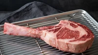 Restoran bernama Providence di Rhode Island berani menjual daging spesial dengan harga selangit. Wagyu Tomahawk seberat 900 gram ini dijual seharga Rp 1,6 juta. Foto: Istimewa