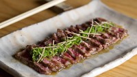 Zuma London Restaurant di Inggris namanya populer setelah menyajikan menu bernama Wagyu NO Sumibiyaki. Seporsi steak ini dibanderol seharga Rp 2,2 juta. Foto: Istimewa