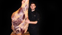 Daging bernama 2000 vintage côte de bœuf asal Boucherie Polmard, bagian utara Prancis harganya ditaksir hingga Rp 49 juta. Bagian iga sapi ini telah melalui proses dry-aging sejak 1998. Foto: Istimewa