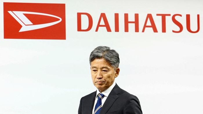 Daihatsu Rombak Manajemen Usai Dilanda Skandal, Ini Sosok Bos Barunya Daihatsu Motor Co.'s next President Masahiro Inoue attends a joint press conference with Toyota Motor Corp. President Koji Sato (not in picture) as reporters raise their hands for questions in Tokyo, Japan February 13, 2024. REUTERS/Issei Kato