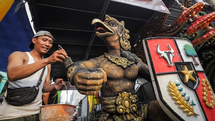 Dekorasi TPS bertema Majapahit Warga menyelesaikan dekorasi Tempat Pemungutan Suara (TPS) unik untuk pelaksanaan Pemilu 2024 di Jagalan, Mojokerto, Jawa Timur, Selasa (13/2/2024). TPS dengan tema Spirit of Majapahit tersebut untuk meningkatkan partisipasi warga pada Pemilu 14 Februari. ANTARA FOTO/Rizal Hanafi/Spt