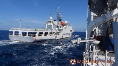 Detik-detik Kapal Filipina Dipepet Kapal China di Laut China Selatan