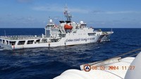 Rekaman drone yang dirilis oleh Penjaga Pantai Filipina pada hari Minggu (11/2) menunjukkan berbagai kapal Penjaga Pantai China menghalangi kapal Filipina sepanjang 97 meter (318 kaki) BRP Teresa Magbanua saat berpatroli pada hari Kamis (8/2). Empat kapal milisi maritim Tiongkok juga berada di dekat perairan dangkal tersebut, kata PCG.