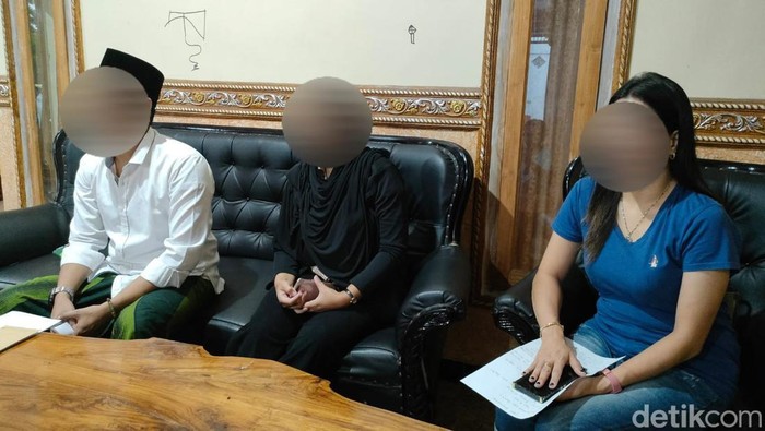 Dimas Eko, Kades Bulu di Probolinggo klarifikasi laporan penganiayaan dan perselingkuhan yang dituduhkan ke dirinya ditemani istri dan Jessica istri siri Yopie