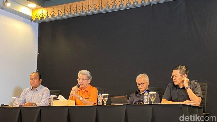Direktur Eksekutif Direktorat Komunikasi Informasi dan Juru Bicara Tim Pemenangan Nasional (TPN) Ganjar-Mahfud, Y. Tomi Aryanto (paling kiri) (Tina/detikcom)