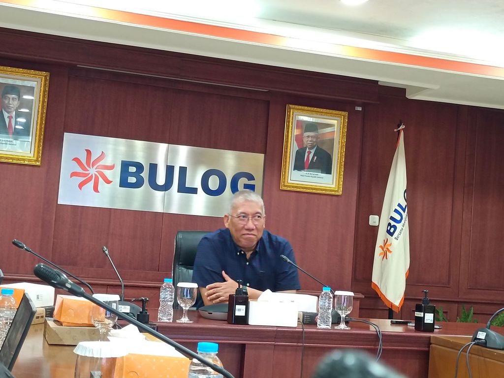 Direktur Utama Perum Bulog Bayu Krisnamurthi menggelar jumpa pers soal kondisi terbaru beras nasional di kantornya, Selasa (13/2/2024), foto: Martyasari Rizky