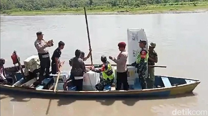 Distribusi logistik menggunakan perahu di Brebes. Foto diunggah Selasa (13/2/2024).